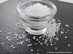 Grobes Salz in einem Glasschälchen