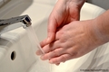Hände waschen unterm Wasserhahn